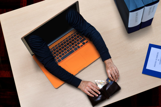 Ilustrasi pencurian uang digital. Foto: Shutterstock
