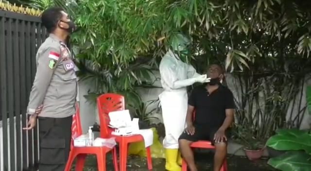 Satgas COVID-19 Kabupaten Sikka saat melakukan tracing warga  di Kelurahan Waioti. Foto :  Istimewa