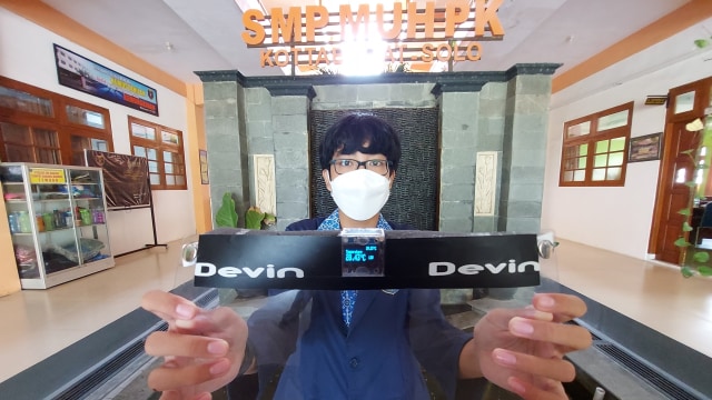 Devin Agastya Indi Gunawan menunjukkan alat Smart Face Shield yang dirancangnya