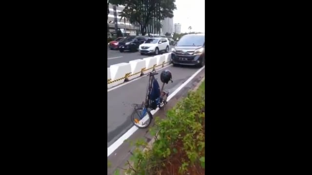 Toyota Vellfire Masuk Jalur Sepeda, Netizen: Dikira Jalur Khusus Vellfire 