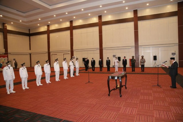 Proses pelantikan kepala daerah terpilih di Kantor Gubernur Maluku Utara, Sofifi. Foto: Glen Ipi