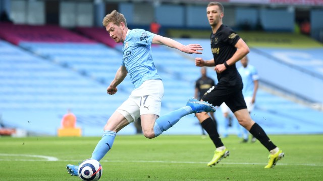Pemain Manchester City Kevin De Bruyne berebut bola dengan pemain West Ham United pada pertandingan lanjutan Premier League di Stadion Etihad, Manchester, Inggris. Foto: Gareth Copley/REUTERS
