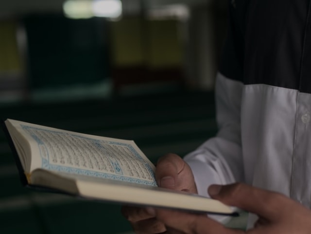 Ilustrasi Bacaan Surat Al Kautsar. Sumber: Masjid Pogung Dalangan-Unsplash.com