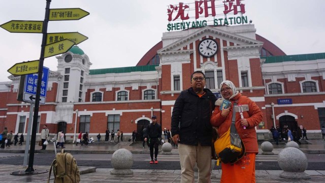 Riris Nurbintari bersama mendiang suami Aris Ika Nugrahanto, di depan Shenyang Station, Liaoning,China. (foto:dok/pribadi).