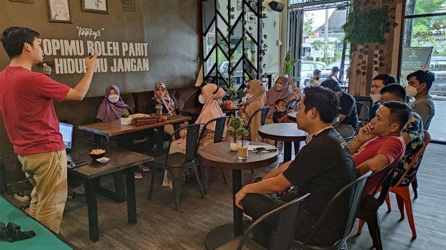 Faqih Faturrachman, Direktur Pelayanan Anggota Pusat 6.0, membawakan materi Optimasi TikTok untuk bisnis.(dok/TDA Luwuk Raya).