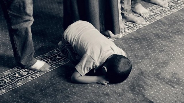 Seorang anak laki-laki sedang sujud. Foto: Pixabay/chidioc