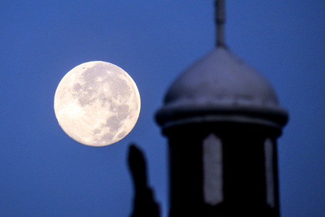 Wujud bulan purnama terlihat di langit kawasan Depok, Jawa Barat, Minggu (28/2). Foto: Yulius Satria Wijaya/Antara