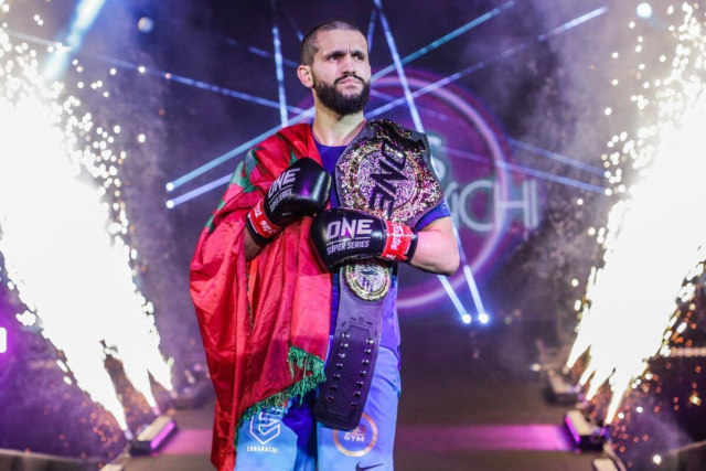 Ilias Ennahachi berjalan menuju Circle ONE Championship saat berlaga di partai puncak ONE: FISTS OF FURY pada Jumat, 26 Februari, di Singapore Indoor Stadium (ONE Championship)