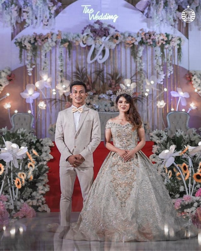 Osvaldo Haay dan istrinya, Shella Pricilia. Foto: Instagram/@persija