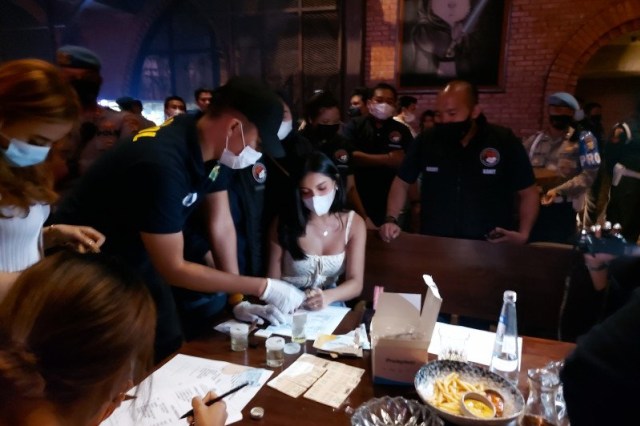 Millen Cyrus saat razia narkoba di Bar Brotherhood Gunawarman, Jaksel, Minggu (28/2/2021) dini hari. Foto: ANTARA/Fianda Rassat
