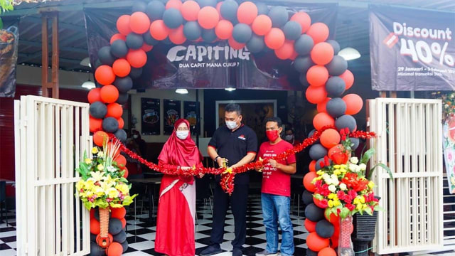Yudha Setiawan, owner PT Lazizaa Rahmat Semesta membuka salahs atu outletnya.(dok/pribadi).