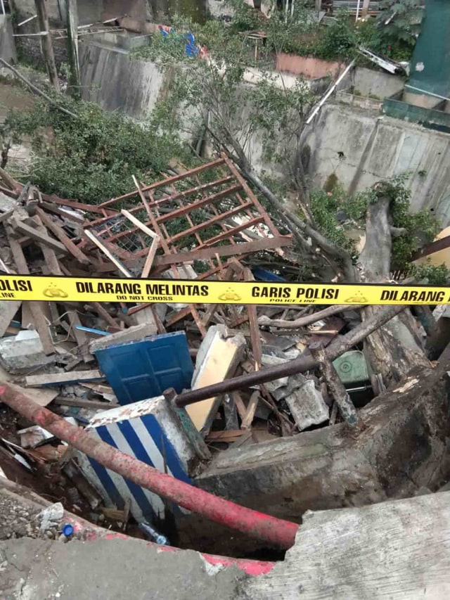 Pos Polisi Jatijajar Depok Ambruk, Polisi Sempat Terjebak. Foto: Dok. Istimewa