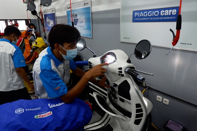 Servis Vespa. Foto: Aditya Pratama Niagara/kumparan