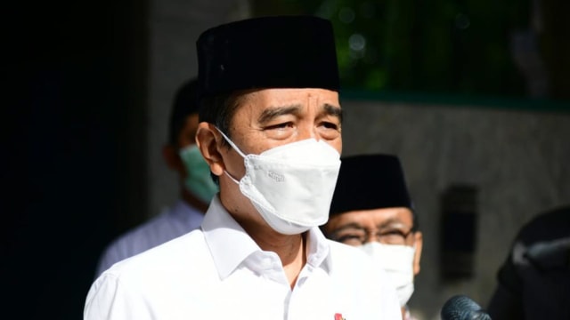 Presiden Joko Widodo saat datang melayat ke mendiang Artidjo Alkostar di Masjid Ulil Albab, Kampus Terpadu Universitas Islam Indonesia (UII), Yogyakarta, Senin (1/3).
 Foto: Biro Pers Sekretariat Presiden/Muchlis Jr