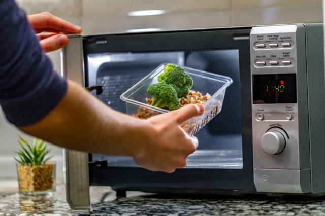 Ilustrasi makanan dalam wadah plastik yang dipanasakan di microwave Foto: Shutterstock.