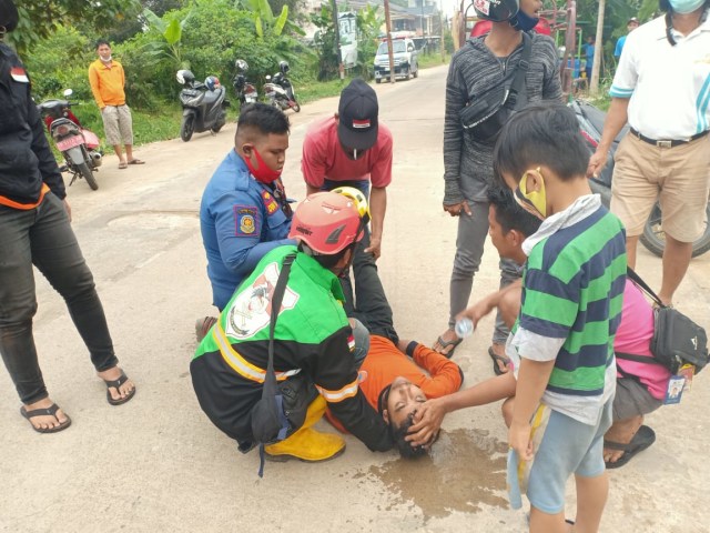 Seorang petugas pemadam kebakaran swasta tumbang karena terhirup kabut asap dari kebakaran lahan. Foto: Dok Hi!Pontianak