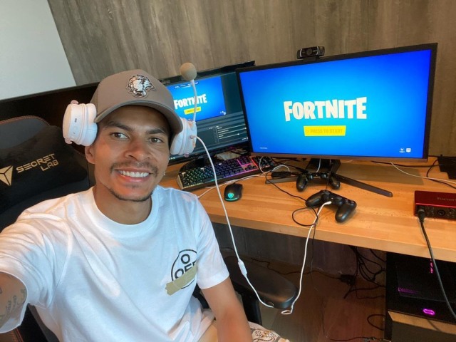 Gemar main gim Fortnite, Dele Alli diputuskan sang kekasih. Foto: Instagram/@dele