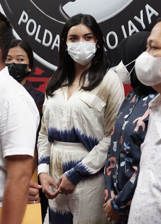 Artis Millen Cyrus saat dihadirkan terkait penyalahgunaan narkoba di Polda Metro Jaya, Jakarta, Senin, (1/3/2021). Foto: Ronny