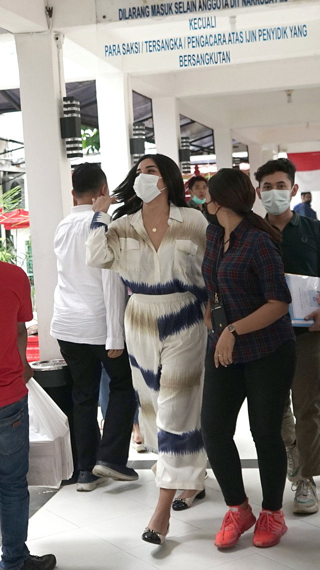 Artis Millen Cyrus saat dihadirkan terkait penyalahgunaan narkoba di Polda Metro Jaya, Jakarta, Senin, (1/3/2021). Foto: Ronny