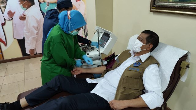 Ketua Satgas COVID-19 Doni Monardo saat donor plasma darah. Foto: Satgas COVID-19