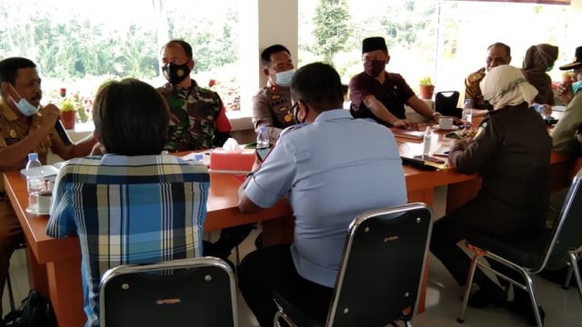 Rapat Koordinasi Awal Tim Pemantuan Orang Asing dan Organisasi Masyarakat Asing (Timpora), Senin (1/3), di Rumah Makan Pucak Desa Ipi untuk membicarakan pengawasan TKA di daerah tersebut. Foto: Intan/PaluPoso