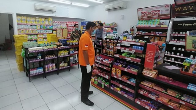 Petugas olah TKP di Alfamart yang dibobol maling.