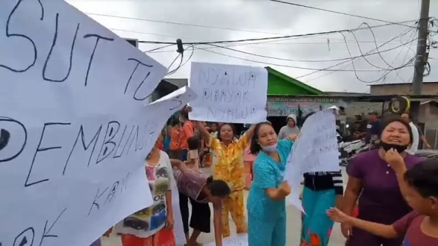 Masyarakat bersama keluarga Rizka dan Cinta, saat berunjuk rasa di depan Polres Pelabuhan Belawan.
Foto: Dok. Istimewa