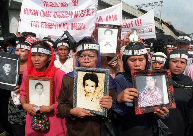 Para ibu korban kerusuhan Mei 1998 melakukan unjuk rasa dan memamerkan potret orang yang mereka cintai saat melakukan aksi unjuk rasa damai di jalanan Jakarta 14 Mei 1999. Foto: Oka Buddhi/AFP