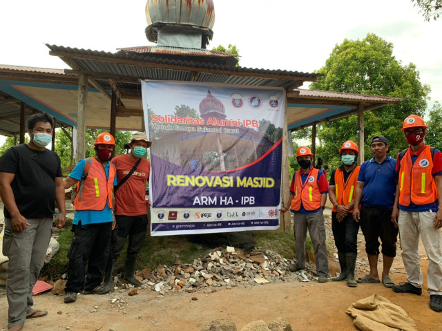Bersama Warga, ARM HA-IPB University Renovasi Masjid Ar-Rahmah di Suri, Mamuju