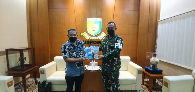 Komandan Pusat Polisi Militer Angkatan Darat (Danpuspomad) Letjen TNI Chandra W Sukotjo bersama penulis buku Trilogi The Power of Silaturahim karya Pakar Komunikasi dan Motivator Nasional Dr Aqua Dwipayana.