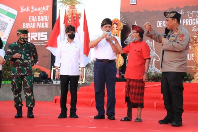 Gubernur Bali Wayan Koster melakukan Tos Arak Bali, (30/7/2020). Koster menegaskan keberpihakannya pada petani minuman khas Bali seperti arak, brem, dan tuak.  Foto: Dok.  Baliprov.go.id