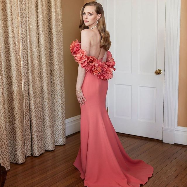 Amanda Seyfried dibalut busana belasan miliar pada acara Golden Globes 2021. (Foto: Instagram/@oscardelarenta).