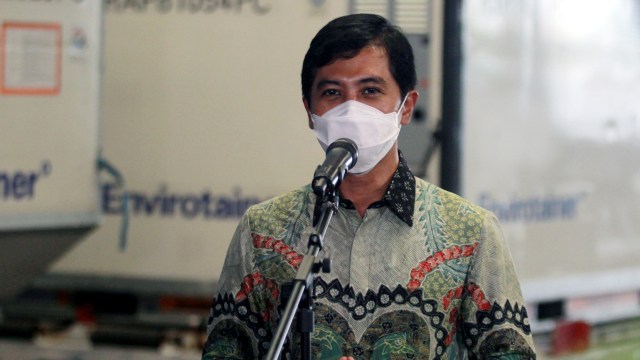 Wakil Menteri Kesehatan Dante Saksono memberikan keterangan pers terkait kedatangan vaksin corona Sinovac setibanya dari Beijing di Terminal Cargo Bandara Soekarno Hatta, Tangerang, Banten, Selasa (2/3/2021). Foto: Muhammad Iqbal/ANTARA FOTO