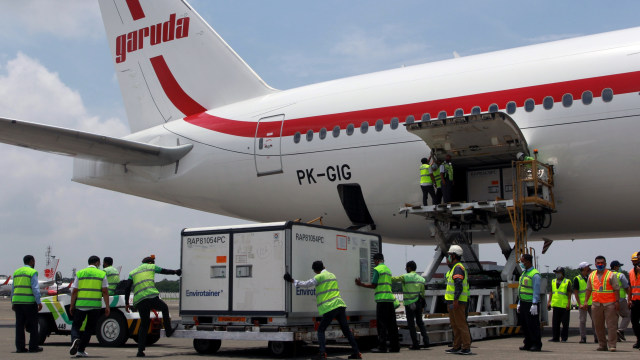 Pekerja cargo menurunkan Envirotainer berisi vaksin corona Sinovac dari pesawat Garuda Indonesia setibanya dari Beijing di Terminal Cargo Bandara Soekarno Hatta, Tangerang, Banten, Selasa (2/3/2021). Foto: Muhammad Iqbal/ANTARA FOTO