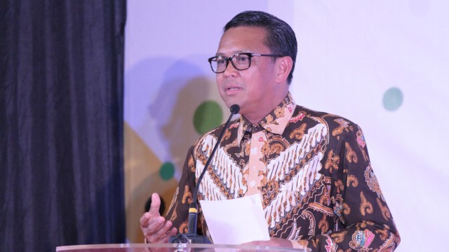 Nurdin Abdullah menerima penghargaan dari Bung Hatta Anti-Corruption Award (BHACA) tahun 2017. Foto: Bung Hatta Anti-Corruption Award