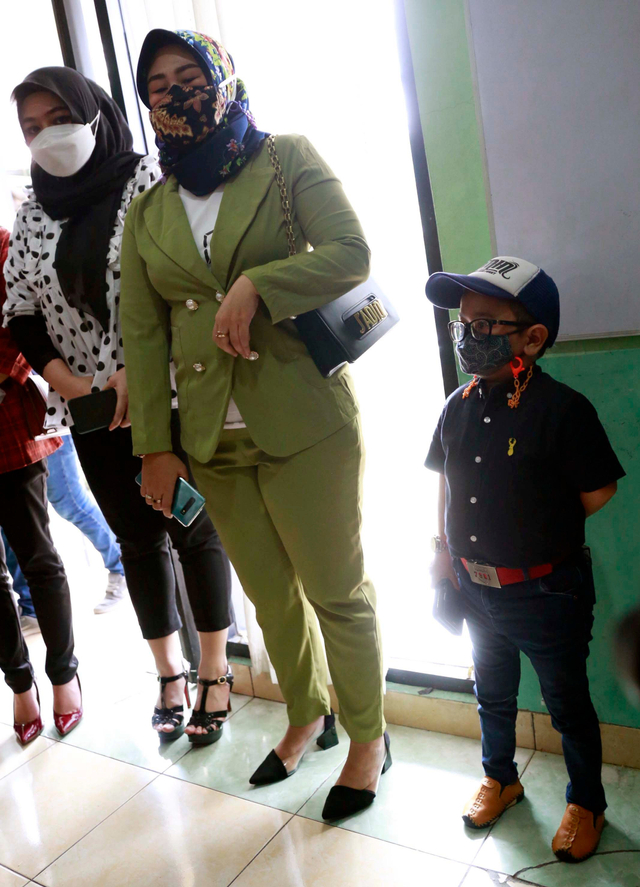 Komedian Daus Mini bersama istrinya saat mendatangi panggilan ke Komnas Perlindungan Anak di Jakarta, Selasa, (2/3). Foto: Ronny