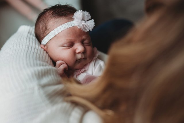 Tafsir Mimpi Menggendong Bayi, Foto: melissasotophotography