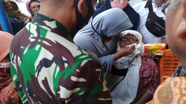 TANGIS Misriati, orang tua Praka Dedy Irawan pecah usai jenazah anaknya tiba di rumah mereka di Jalan Air Dingin, Pekanbaru, Selasa (2/3/2021).  