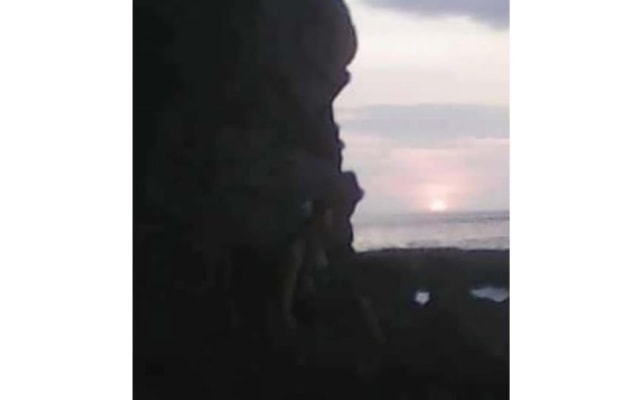 Foto penampakan perempuan berkebaya di Batu Gumuk Parang Semar, Pantai Poncomoyo, Banyuwangi Selatan. Foto: Dok. Jatim Now