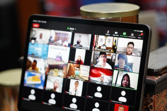 Tim Kajian UU ITE berdiskusi dengan sejumlah pihak terkait UU ITE. Foto: Dok. Kemenko Polhukam