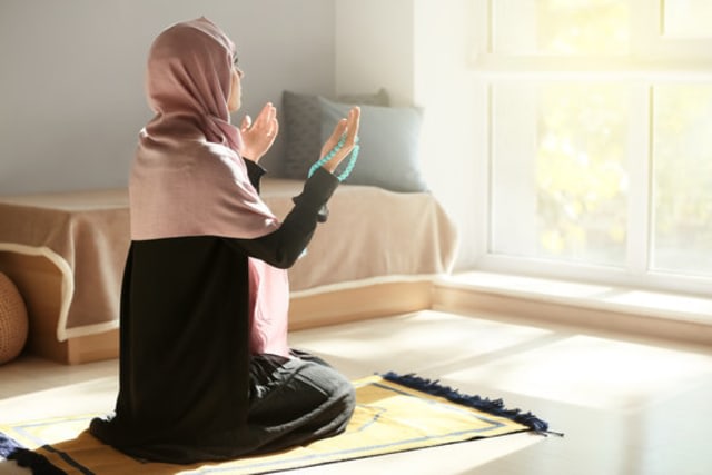 Ilustrasi membaca sholawat nabi. Foto: Pixabay