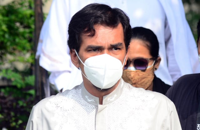 Aktor Teddy Syah menghadiri pemakaman istrinya, Rina Gunawan di TPU Tanah Kusir. Foto: Ronny