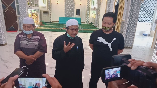 Gus Idris saat memberikan klarifikasi pada awak media.(foto:Rizal Adhi Pratama)