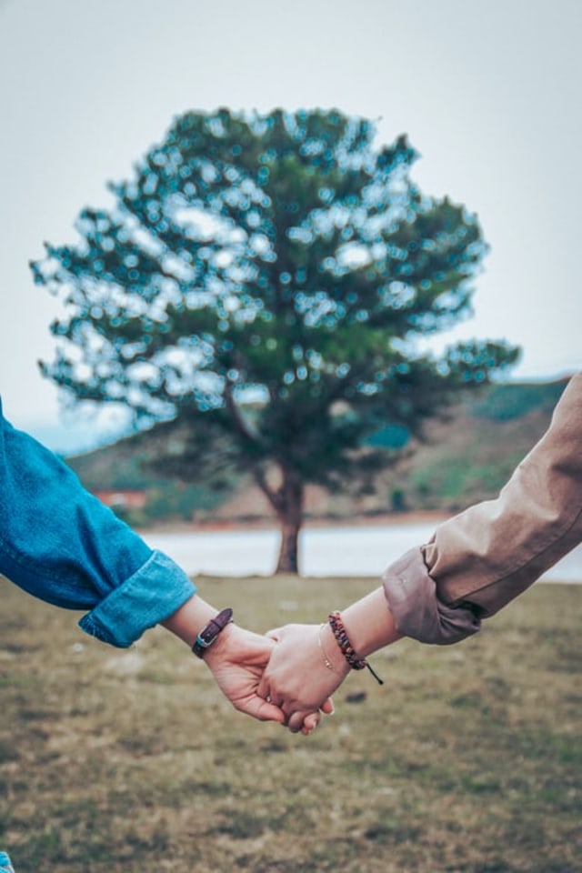 Ilustrasi pasanganberpegangan tangan. Foto: Unsplash
