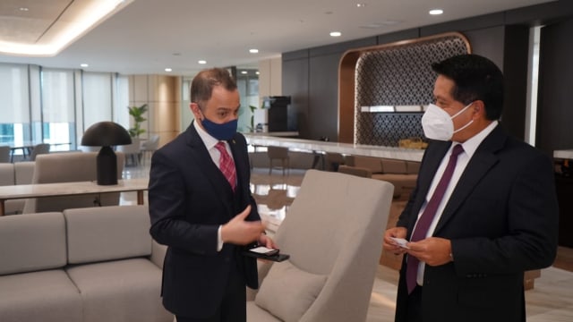 Direktur Utama Bank Syariah Indonesia (BSI) Hery Gunardi menerima kunjungan CEO Dubai Islamic Bank Group Adnan Chilwan di Jakarta. Foto: BSI
