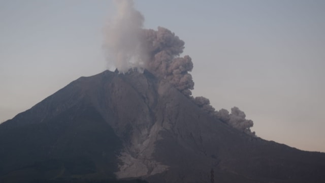 Gunung Sinabung menyemburkan material vulkanik saat erupsi, Rabu (3/3).  Foto: Dok. Istimewa