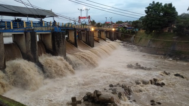 Kondisi tinggi muka air di Bendung Katulampa Bogor, Rabu (3/3) masih berada di siaga IV. Foto: Dok. Istimewa