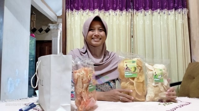 Ika Yuliana Rochmawati, dengan produk makanan yang dijualnya. (foto: vera/beritabojonegoro)