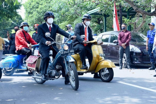 Bupati Boyolali M. Said Hidayat dan motor antiknya pabrikan DKW asal Jerman. Foto: dok. instagram.com/msaid_hidayat