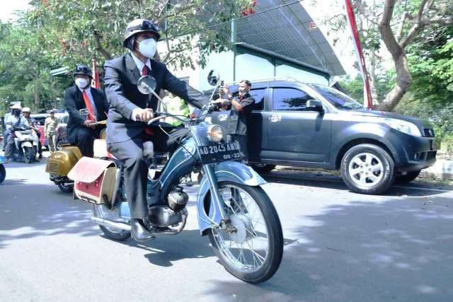 Bupati Boyolali M. Said Hidayat dan motor antiknya pabrikan DKW asal Jerman saat daftar ke KPU. Foto: dok. instagram.com/msaid_hidayat